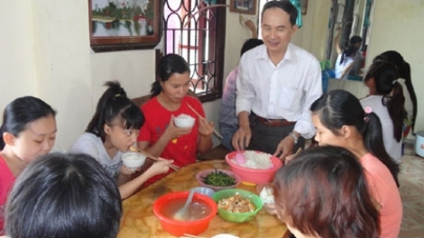 Người dành nửa cuộc đời mang lại cuộc sống mới cho những trẻ em đường phố (8/8/2016)