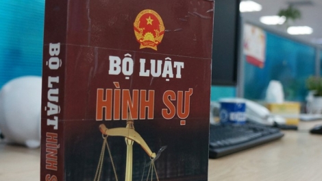 Bộ Tư pháp vẫn giữ nguyên điều 292 về tội cung cấp dịch vụ trái phép trên mạng máy tính, mạng viễn thông trong dự thảo Luật sửa đổi, bổ sung một số điều của Bộ luật Hình sự. (Thời sự chiều 16/8/2016)
