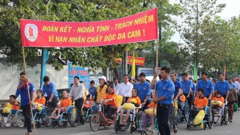 Chung tay để cuộc đời thêm niềm vui, nụ cười. (10/8/2016)