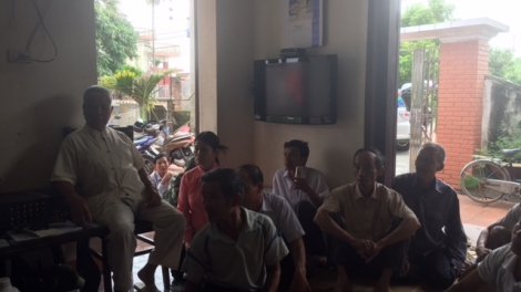 Sổ đỏ đã cấp cho dân, tại sao chính quyền xã lại giữ? (25/8/2016)