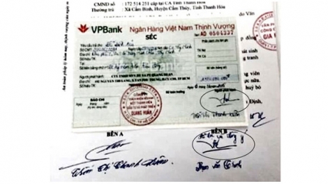 Gần 26 tỷ đồng bị rút từ tài khoản tại Ngân hàng Việt Nam Thịnh Vượng do có người làm giả hồ sơ và chữ ký chủ tài khoản (25/8/2016)