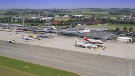 Lãng phí trong hội chứng xây dựng sân bay (16/8/2016)