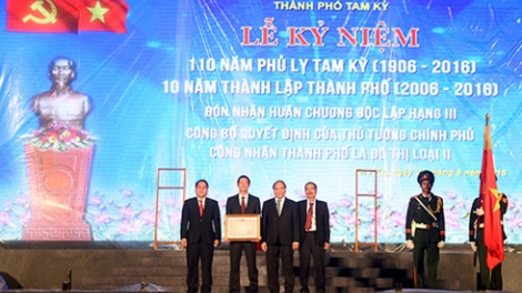 Thủ tướng Nguyễn Xuân Phúc dự Lễ kỷ niệm 110 năm Phủ lị Tam Kỳ (1906-2016), đón nhận Huân chương độc lập Hạng 3 và đón nhận Quyết định công nhận là Thành phố loại 2 (Thời sự trưa 25/8/2016)