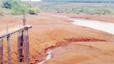 Trong đợt hạn hán vừa qua tại Tây Nguyên, một số nơi đã xảy ra tình trạng cán bộ trục lợi chính sách hỗ trợ người dân (Thời sự trưa 7/9/2016)