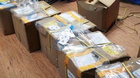Cơ quan chức năng Hà Nội phát hiện 11 gói bưu kiện tổng trọng lượng 82,5 kg nghi có chứa chất ma túy mạnh gấp 500 lần các loại ma túy thông thường khác - còn gọi là lá Khát (Thời sự đêm 22/9/2016)