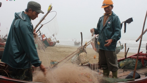 Tỉnh Quảng Trị tăng cường cán bộ xuống 16 xã, thị trấn vùng biển để giúp người dân chuyển đổi sản xuất, sau sự cố môi trường biển do Formosa gây ra (Thời sự đêm 5/9/2016)