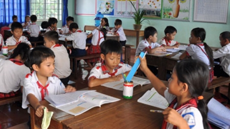 Lạm thu đầu năm học mới vẫn tiếp diễn dù Bộ Giáo dục và Đào tạo đã cấm. Tại thành phố Hồ Chí Minh, có trường yêu cầu phụ huynh nộp tiền cả chục khoản đóng góp (Thời sự trưa 10/9/2016)