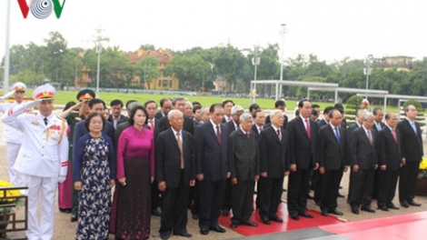 Lãnh đạo Đảng, Nhà nước vào lăng viếng Chủ tịch Hồ Chí Minh và tưởng niệm các Anh hùng liệt sỹ nhân kỷ niệm 71 năm Cách mạng tháng Tám và Quốc khánh 2/9 (Thời sự trưa 1/9/2016)