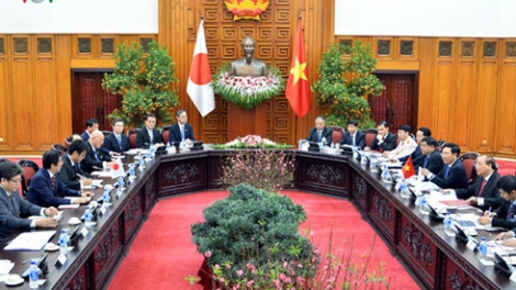 Thủ tướng Nguyễn Xuân Phúc đón và hội đàm với Thủ tướng Nhật Bản Shinzo Abe đang có chuyến thăm chính thức Việt Nam. Hai nhà lãnh đạo khẳng định tiếp tục tăng cường sự tin cậy chính trị, coi trọng quan hệ Đối tác chiến lược sâu rộng của hai nước (Thời sự chiều 16/1/2017)