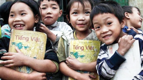 Thầy giáo mang quân hàm xanh Trần Bình Phục: Người tâm huyết với lớp học miễn phí giành cho trẻ em nghèo trên đảo Hòn Chuối (23/01/2017)