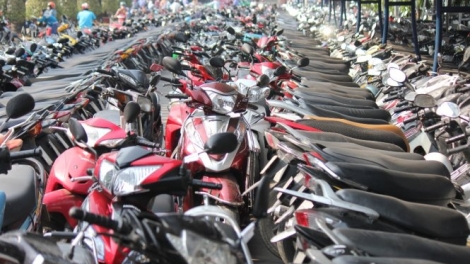 Trong những ngày Tết, giá ở nhiều quán ăn và giá trông giữ xe tại Hà Nội và thành phố Hồ Chí Minh tăng gấp 3 đến 4 lần ngày thường (Thời sự chiều 29/01/2017)