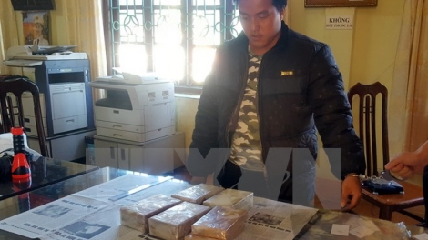 Công an Lai Châu phát hiện và bắt giữ đối tượng vận chuyển hơn 3,4 kg heroin (Thời sự đêm 14/01/2017)