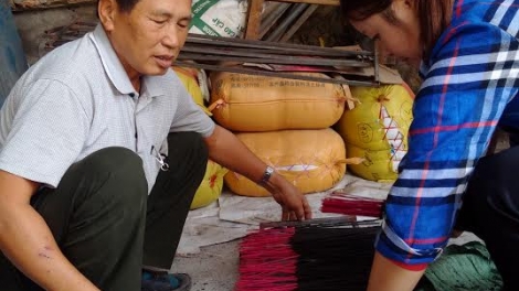 Người lưu giữ nghề làm hương truyền thống (25/01/2017)