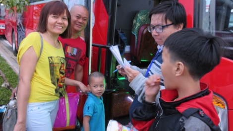 Sáng nay tại thành phố Hồ Chí Minh hơn 2.000 công nhân đã về quê đón Tết trên những chuyến xe miễn phí. (Thời sự chiều 22/01/2017)