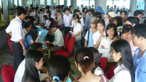Bộ Lao động - Thương binh và Xã hội dự báo, năm nay, số lượng người thất nghiệp có bằng cử nhân tăng hơn 200.000 người so với năm vừa qua (Thời sự trưa 9/1/2017)