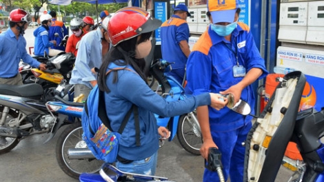 Tại lần điều chỉnh thứ hai trong năm nay, xăng trong nước được giữ nguyên giá bán, trong khi giá dầu được điều chỉnh tăng từ 200 đến 347 đồng một lít (Thời sự chiều 19/1/2017)