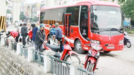 Phức tạp tình trạng xe dù bến cóc và các bến xe đội lốt văn phòng tại Hà Nội. (10/01/2017)