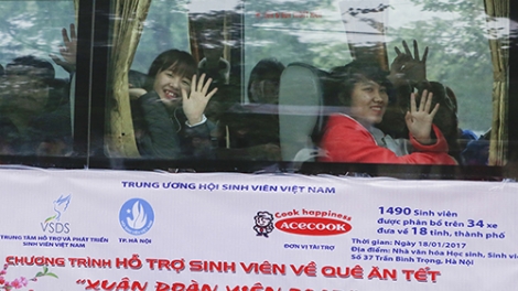 Gần 1.500 sinh viên Hà Nội được hỗ trợ xe miễn phí về quê ăn Tết thông qua Chương trình Tết Xuân Đoàn viên. (Thời sự chiều 18/01/2017)