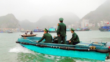 Bộ đội Biên phòng sát cánh cùng ngư dân bám biển, bảo vệ vững chắc chủ quyền biển đảo Tổ quốc. (15/10/2017)