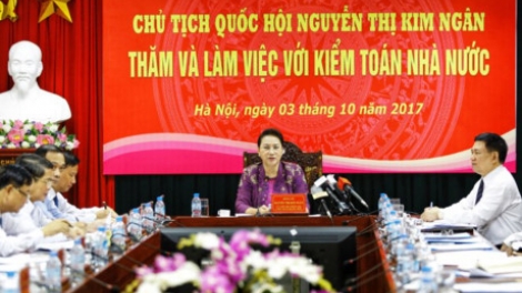 Làm việc với Kiểm toán Nhà nước, Chủ tịch Quốc hội Nguyễn Thị Kim Ngân yêu cầu, không để bất cứ ai có thể can thiệp vào kết luận của kiểm toán. (Thời sự trưa 03/10/2017)