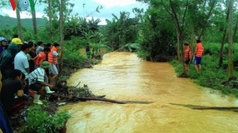 Mưa lũ do ảnh hưởng của áp thấp nhiệt đới tại Quảng Bình, Hà Tĩnh, Nghệ An và Thanh Hóa đã làm 7 người thiệt mạng (Thời sự đêm 10/10/2017)