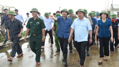 Trước diễn biến mưa lũ phức tạp, Thủ tướng Chính phủ Nguyễn Xuân Phúc đã hủy các cuộc làm việc tại Hải Phòng để thị sát và chỉ đạo ứng phó với ngập lụt, bảo vệ an toàn đê điều tại tỉnh Ninh Bình (Thời sự trưa 12/10/2017)