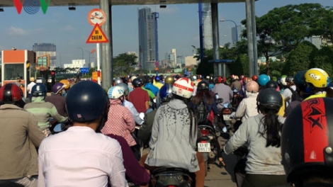 Đề án thu phí tự động ô tô vào trung tâm Thành phố Hồ Chí Minh sẽ giúp giảm kẹt xe hay chỉ tăng thêm gánh nặng vô lý cho người dân (18/10/2017)