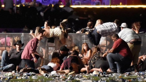 Vụ xả súng tại Las Vegas, Mỹ đã khiến ít nhất 50 người thiệt mạng và hơn 400 người bị thương, trở thành vụ xả súng đẫm máu nhất nước Mỹ (Thời sự đêm 2/10/2017)
