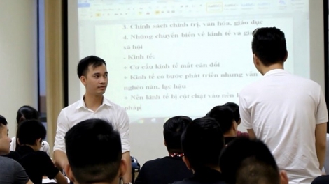 Người thầy giáo lặng lẽ mở “lò” luyện thi Đại học miễn phí cho các em học sinh nghèo (21/11/2017)