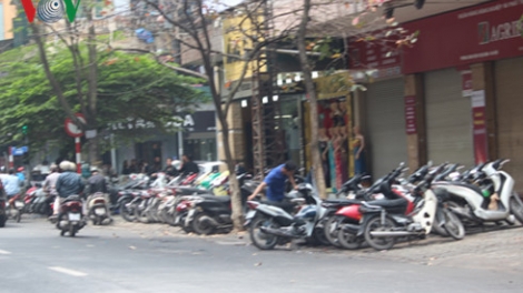 Sau đợt ra quân rầm rộ đầu tháng 3, đến nay, nhiều vỉa hè tuyến phố trên địa bàn thành phố Hà Nội đang bị tái lấn chiếm ở hầu khắp các địa bàn quận, huyện (Thời sự trưa 17/11/2017)