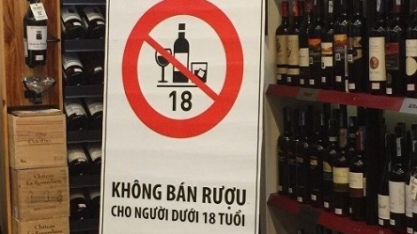 Cấm bán rượu cho người dưới 18 tuổi: Làm gì để khả thi? (1/11/2017)