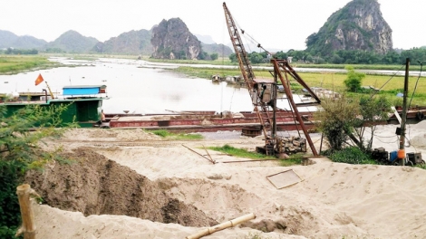 Vi phạm pháp luật về đê điều tại Ninh Bình vì sao không bị xử lý? (15/11/2017)