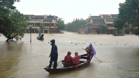 Ngập lụt nghiêm trọng vẫn diễn ra từ Thừa Thiên Huế đến Quảng Ngãi   (Thời sự chiều 07/11/2017)