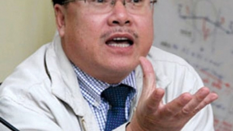 Hà Nội: Đá lát "bền vững 70 năm" vỡ nát sau hơn 1 năm sử dụng, ai sẽ phải chịu trách nhiệm cho sự tốn kém, lãng phí ? (22/11/2017)