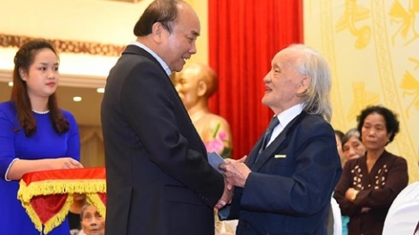 Thủ tướng Nguyễn Xuân Phúc dự Ngày hội Đại đoàn kết toàn dân tộc, kỷ niệm 87 năm ngày truyền thống Mặt trận Tổ quốc Việt Nam của phường Điện Biên, quận Ba Đình, Hà Nội (Thời sự đêm 17/11/2017)