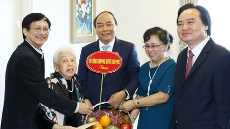 Chủ tịch nước Trần Đại Quang và Thủ tướng Nguyễn Xuân Phúc thăm, chúc mừng một số nhà giáo nhân dân nhân kỷ niệm 35 năm Ngày Nhà giáo Việt Nam (Thời sự chiều 20/11/2017)
