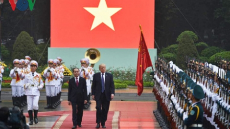 Sáng nay, tại Phủ Chủ tịch, Chủ tịch nước Trần Đại Quang đã chủ trì lễ đón trọng thể Tổng thống Hợp chúng quốc Hoa Kỳ Donald Trump (Thời sự trưa 12/11/2017)