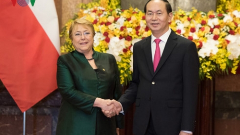 Chủ tịch nước Trần Đại Quang đón và hội đàm Tổng thống Chile Michelle Bachelet. Hai bên ra tuyên bố chung thống nhất về các biện pháp nhằm tiếp tục tăng cường quan hệ hợp tác toàn diện làm sâu sắc hơn nữa quan hệ song phương vì lợi ích của nhân dân hai nước (Thời sự chiều 9/11/2017)