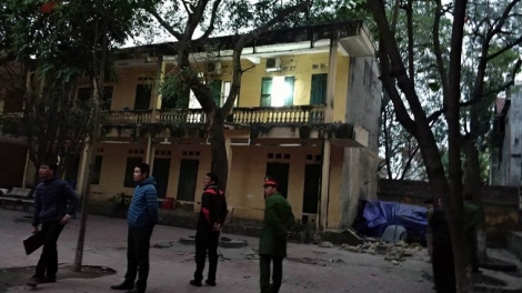 Sập lan can trường tiểu học ở Bắc Ninh khiến hàng chục trẻ nhập viện (Thời sự chiều 11/12/2017)