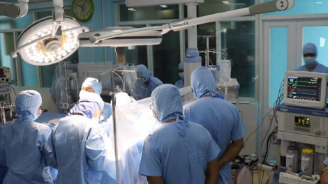 Lần đầu tiên một bệnh viện tuyến quận huyện thực hiện thành công ca phẫu thuật tim hở  (Thời sự chiều 13/12/2017)
