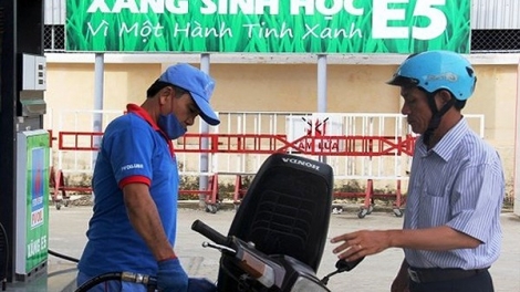 Từ hôm nay chính thức bán xăng sinh học E5 thay thế xăng Ron92 trên toàn quốc (Thời sự trưa 15/12/2017)