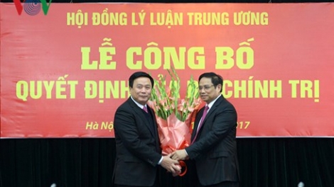 Ông Nguyễn Xuân Thắng, Giám đốc Học viện Chính trị Quốc gia Hồ Chí Minh được phân công phụ trách Hội đồng Lý luận Trung ương (Thời sự chiều 14/12/2017)