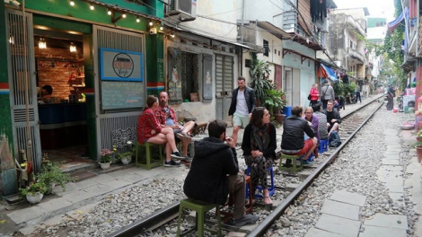 Sự nguy hiểm cũng như sự coi thường pháp luật của các cửa hàng cà phê kinh doanh trên đường ray tàu hỏa (12/12/2017)