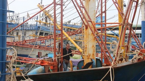 Hôm nay là hạn chót nhưng các ngư dân ở Bình Định vẫn chưa nhận được phản hồi từ các công ty đóng tàu về phương án đền bù, hỗ trợ các tàu đóng theo Nghị định 67 bị hư hỏng (Thời sự đêm 15/12/2017)