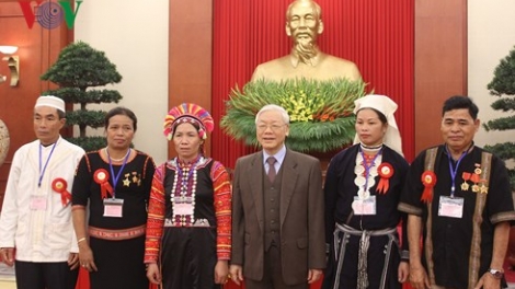 Tổng Bí thư Nguyễn Phú Trọng gặp mặt đại biểu dự Lễ tuyên dương người có uy tín, nhân sĩ trí thức, doanh nhân dân tộc thiểu số tiêu biểu toàn quốc năm nay (Thời sự chiều 18/12/2017)