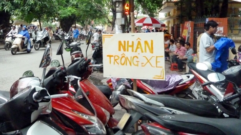 HĐND thành phố Hà Nội thông qua phương án tăng phí sử dụng lòng đường vỉa hè trông giữ phương tiện giao thông, với mức tăng phổ biến từ 50% đến gần 300% (Thời sự chiều 05/12/2017)