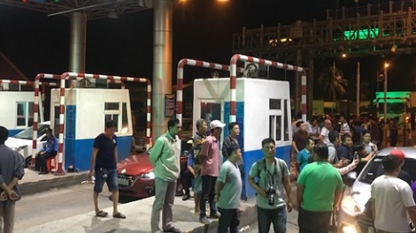 Sau 1 ngày thu phí trở lại, sáng nay, trạm thu phí BOT Cai Lậy – Tiền Giang lại tạm thời phải ngưng hoạt động (1/12/2017)