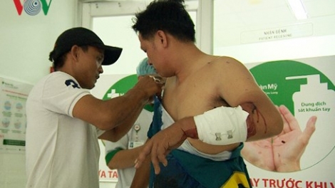 Mâu thuẫn cẩu xe tại BOT Cai Lậy, tỉnh Tiền Giang: Một lái xe ở thành phố Cần Thơ bị chém trọng thương (Thời sự đêm 3/12/2017)
