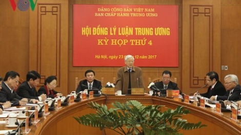 Tại Kỳ họp thứ tư Hội đồng Lý luận Trung ương, Tổng Bí thư Nguyễn Phú Trọng yêu cầu: Cần xây dựng hệ thống luận cứ vững chắc cho chiến lược phát triển quốc gia (Thời sự chiều 23/12/2017)