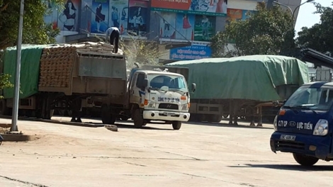 Chủ tịch UBND thành phố Hà Nội yêu cầu Giám đốc Công an thành phố tổ chức điều tra, kết luận, xử lý đơn tố cáo Chánh thanh tra Giao thông "bảo kê" xe quá tải. (Thời sự chiều 27/12/2017)